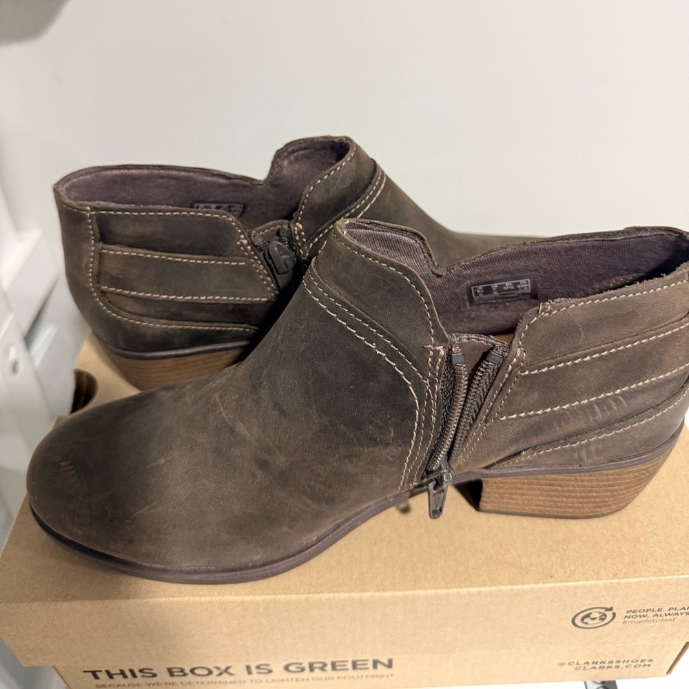 New nib Clark’s brown ankle booties sz 7 oiled leather - Picture 2 of 7